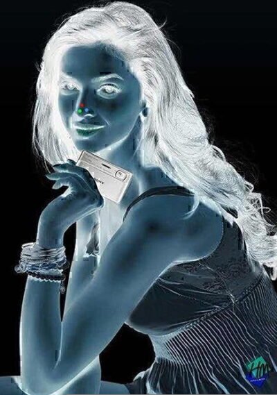 Optical illusion: A girl in inverted colors